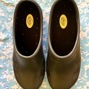 Anywears brand clogs in Black . Size Mens 10/women 12.